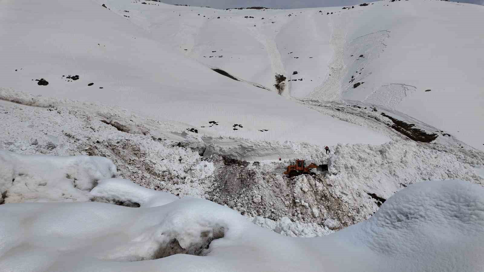 Çığ düşen yolu açma çalışmaları başlatıldı
