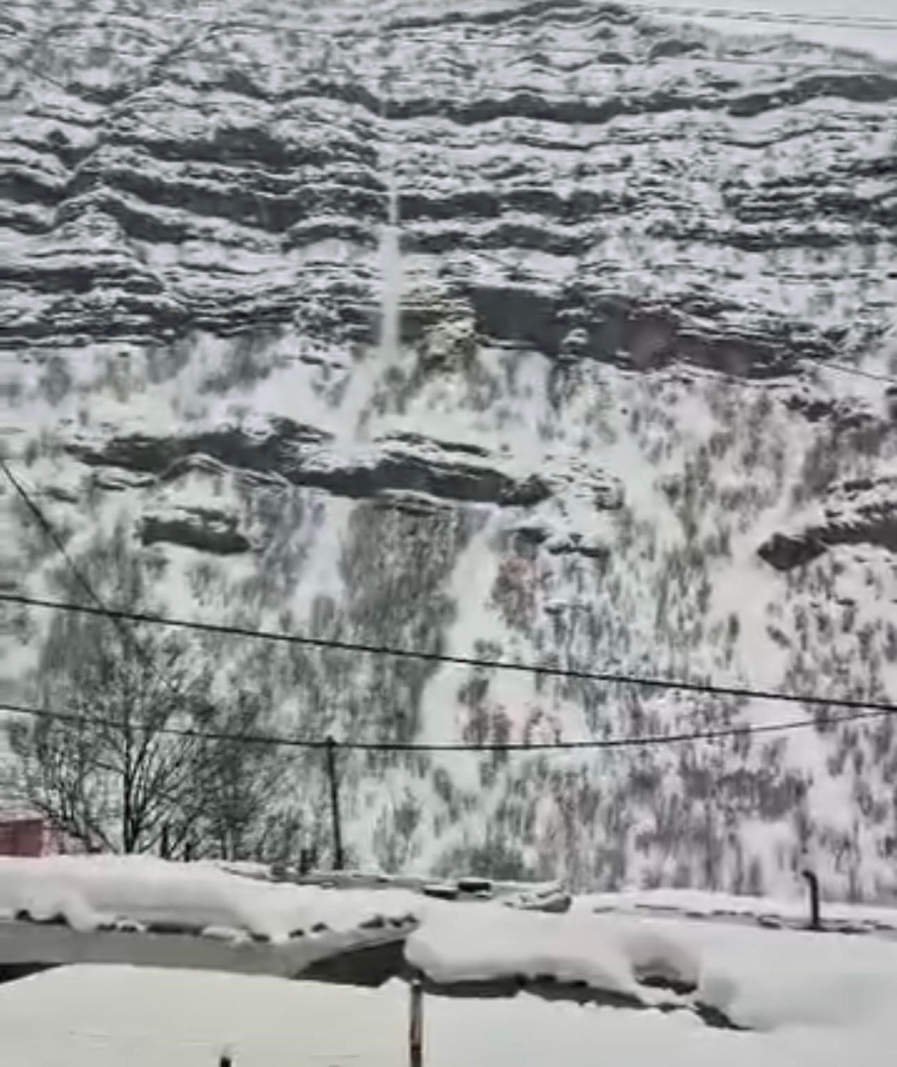 Çığ düşme anı kamerada
