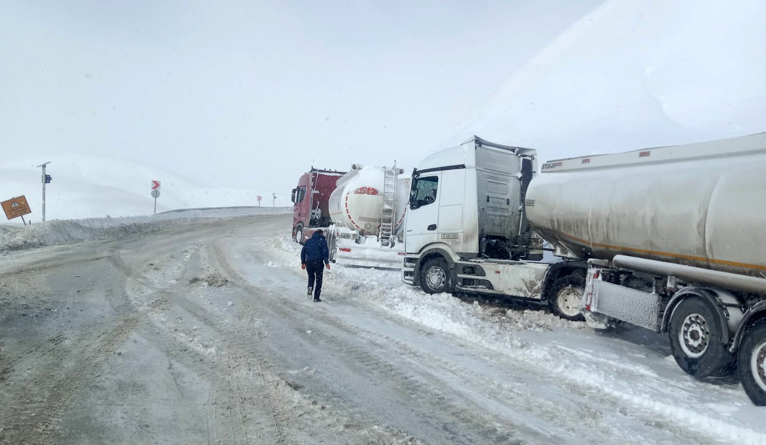 Çığ nedeniyle Aşkale-Bayburt yolu trafiğe kapatıldı

