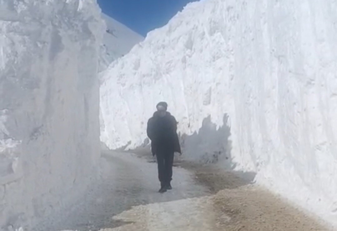 Çığ nedeniyle kapanan köy yolunda zorlu karla mücadele çalışması
