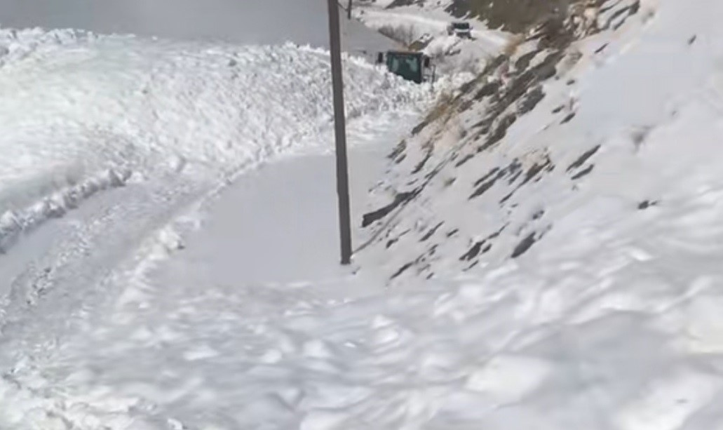 Çığ nedeniyle kapanan köy yolunda zorlu karla mücadele çalışması
