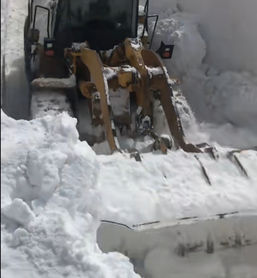 Çığ nedeniyle kapanan köy yolunda zorlu karla mücadele çalışması
