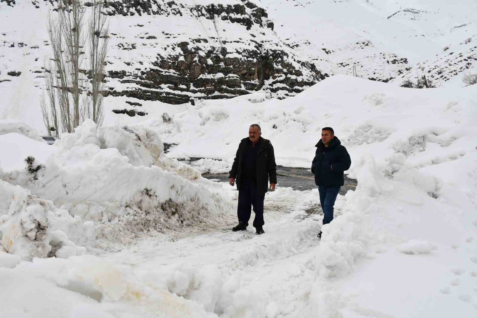 Çığ riski nedeniyle 5 bin nüfuslu beldenin alternatif yolu 60 gündür kapalı
