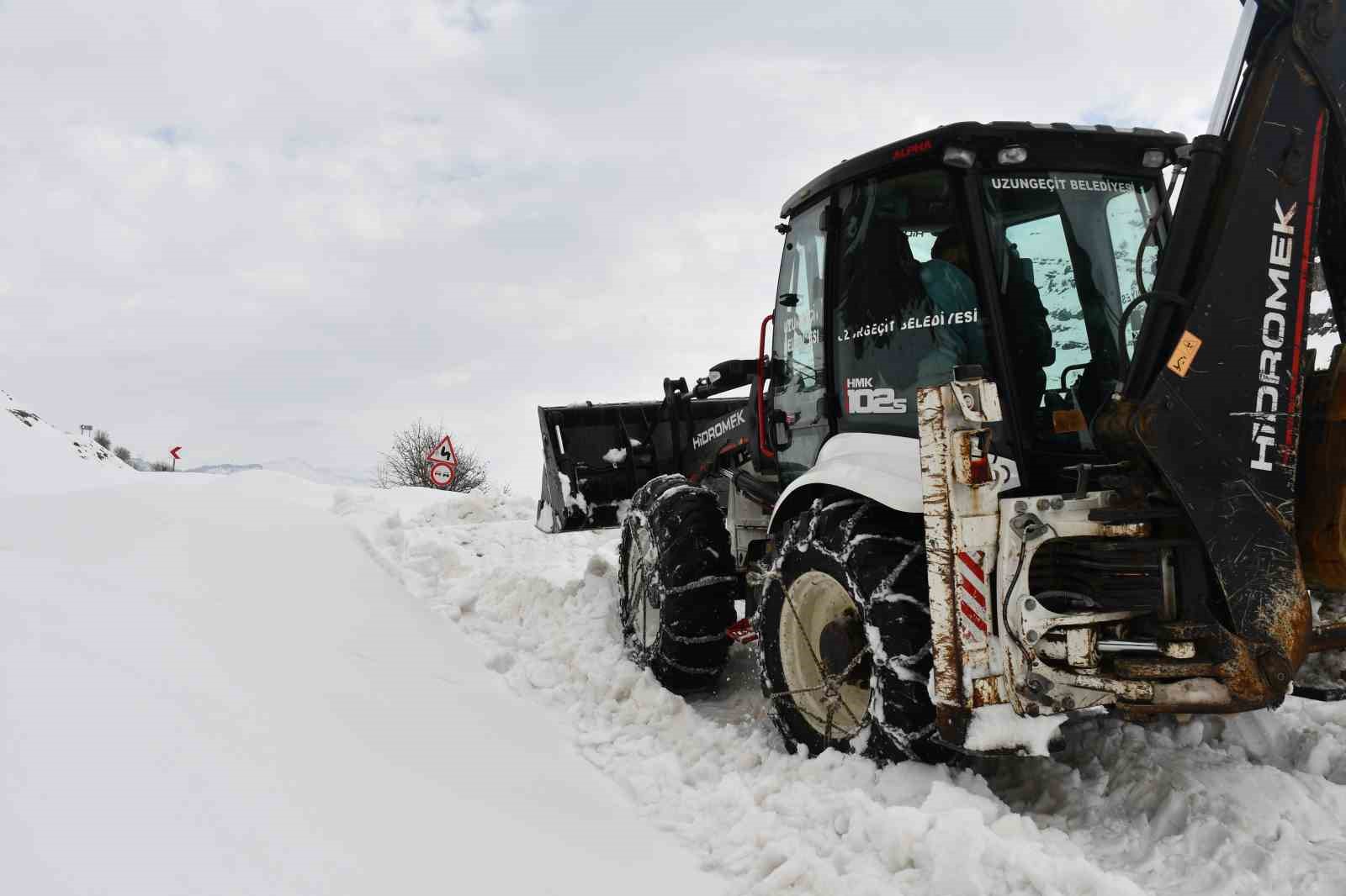 Çığ riski nedeniyle 5 bin nüfuslu beldenin alternatif yolu 60 gündür kapalı
