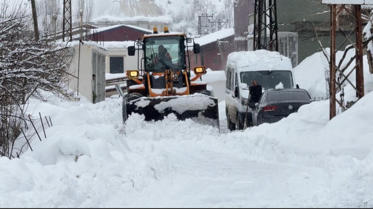 Çığ riski nedeniyle kapalı 30 köy yolu için çalışma başlatıldı
