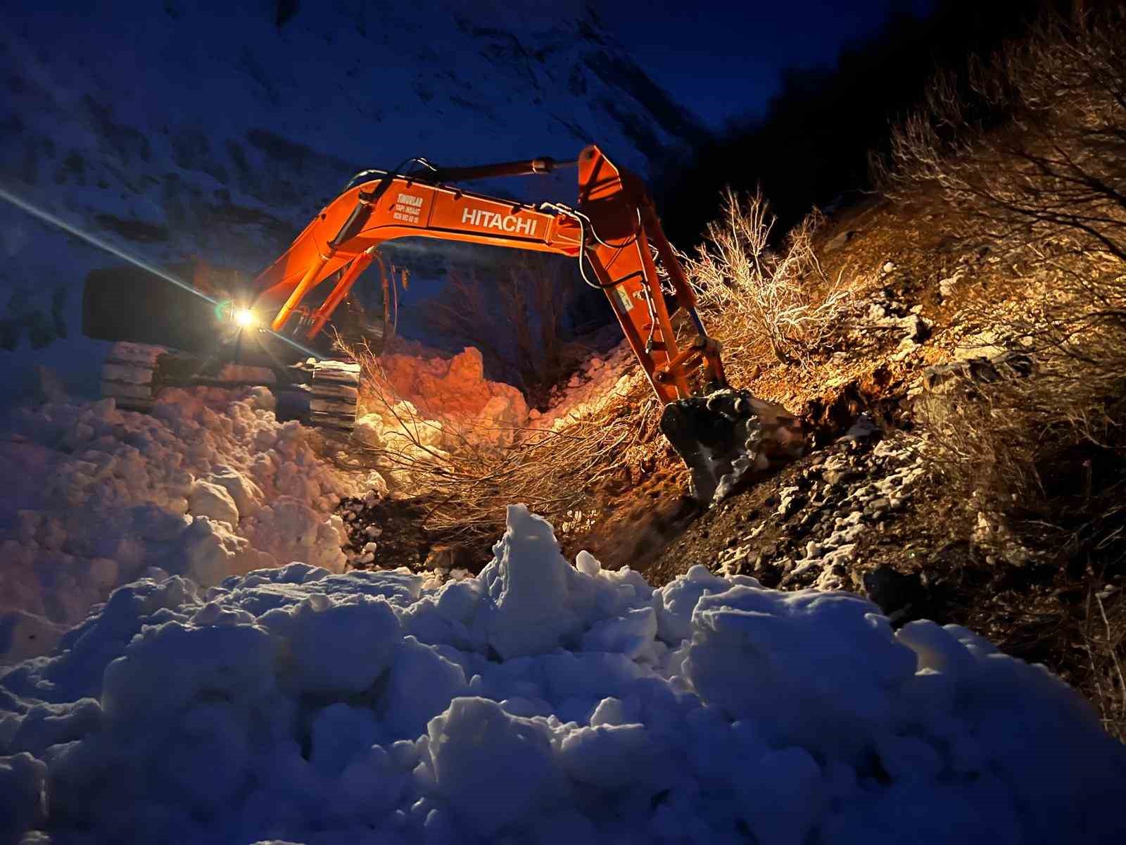 Çığ vurdu, devlet ve ilgili kurumlar çalışma başlattı, Beşağaç köyü karanlıktan kurtarıldı
