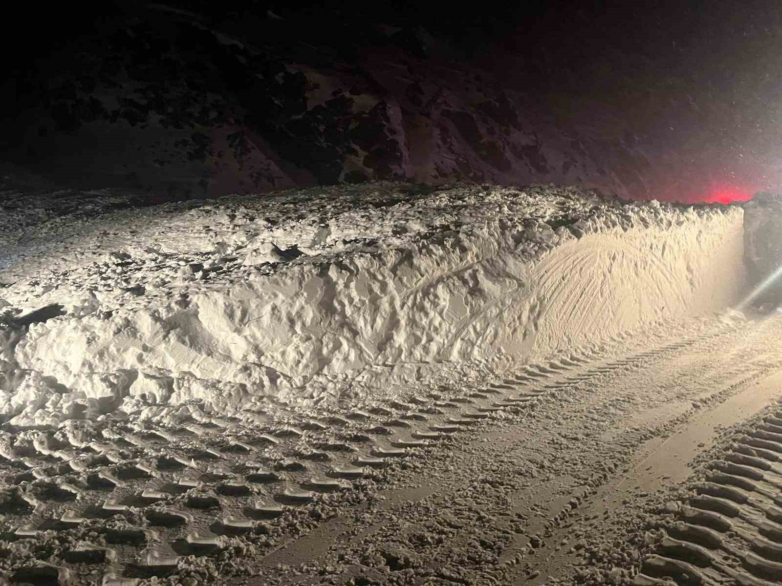 Çığın düştüğü Erzincan-Sivas kara yolu ulaşıma açıldı
