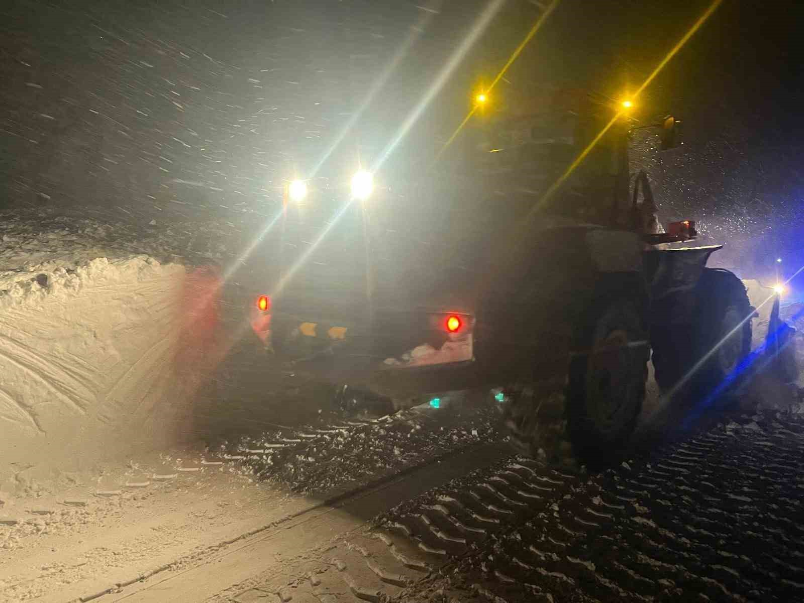 Çığın düştüğü Erzincan-Sivas kara yolu ulaşıma açıldı
