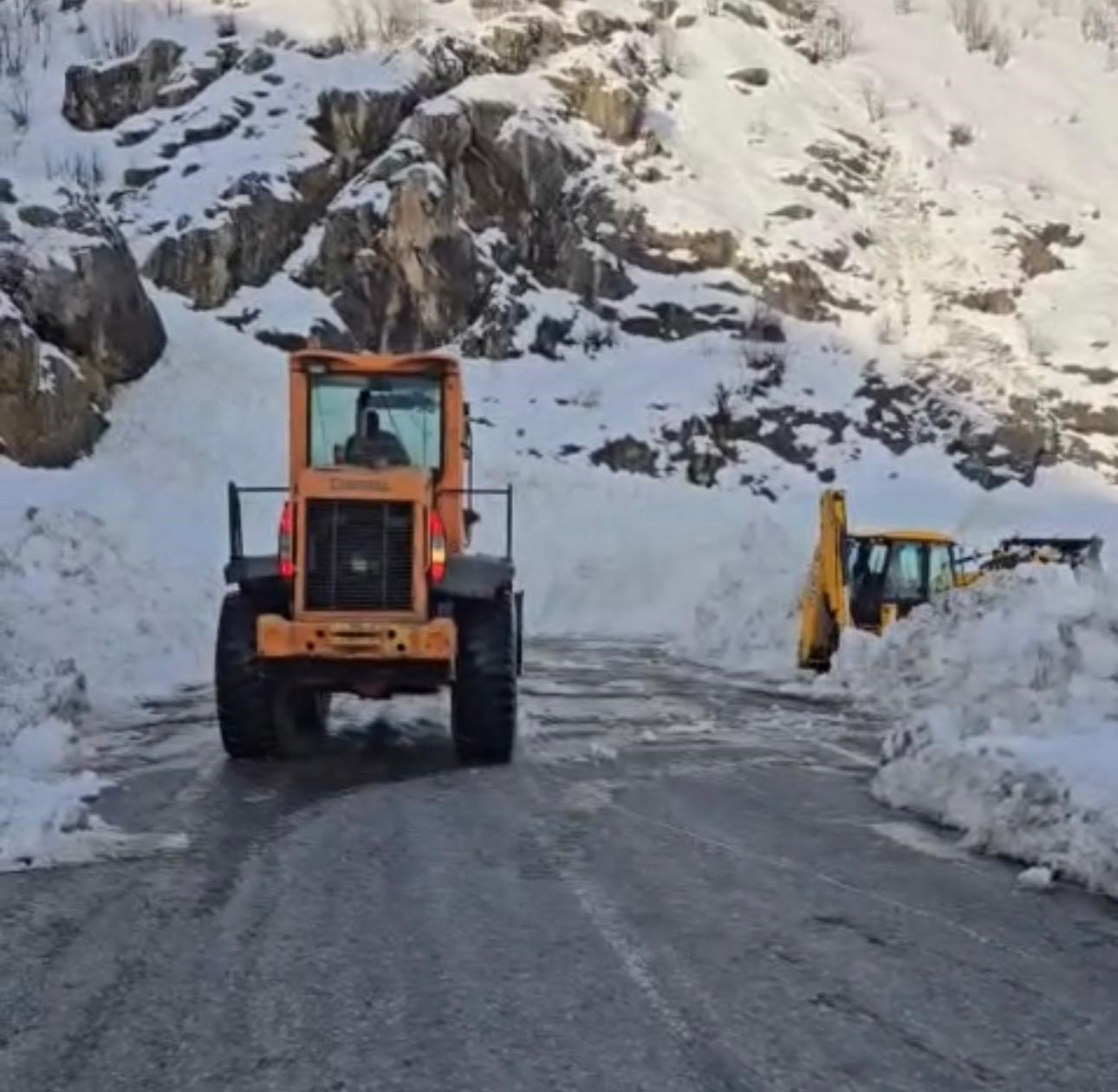 Çığın düştüğü Şırnak-Hakkari yolu ulaşıma açıldı
