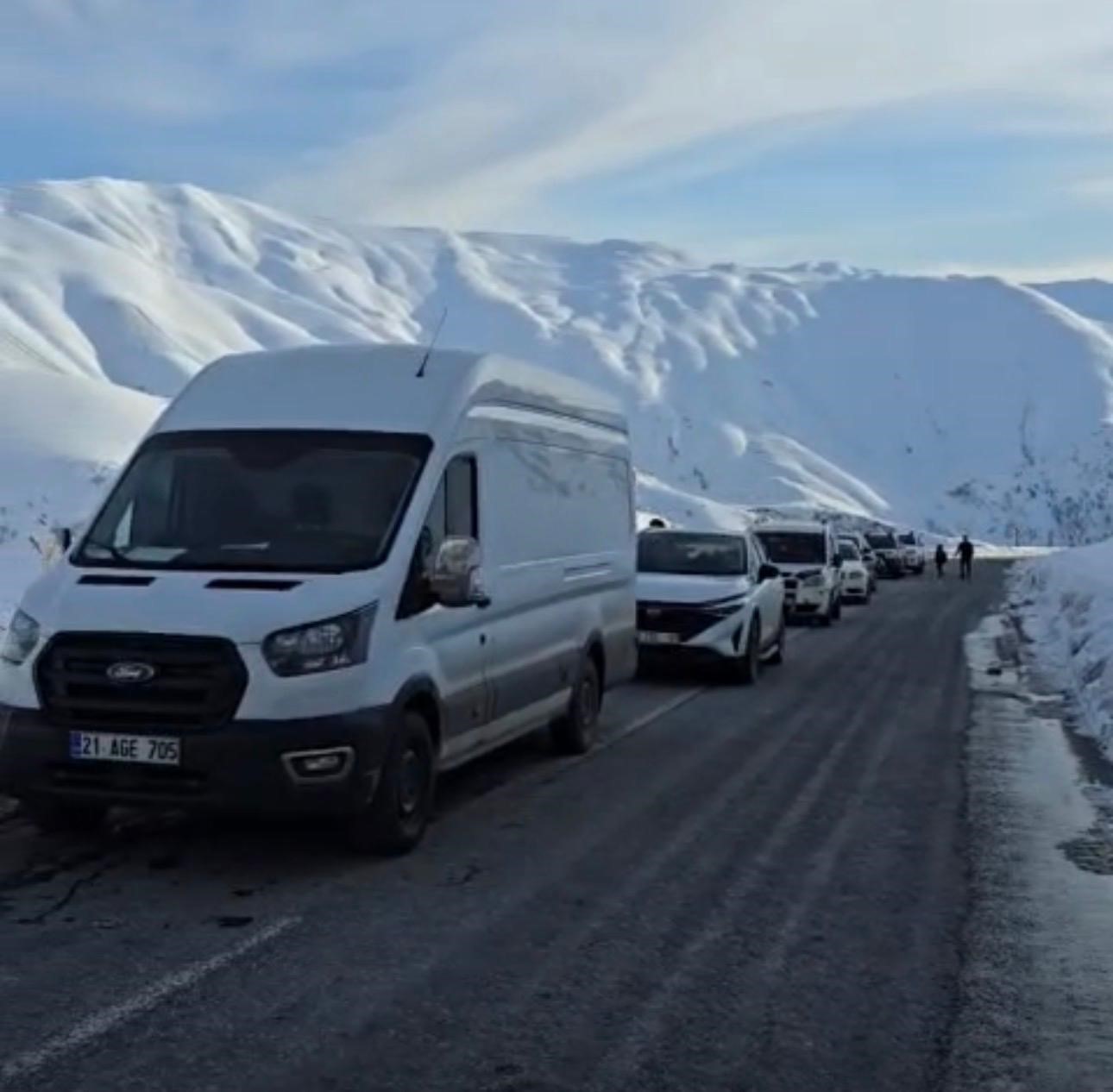 Çığın düştüğü Şırnak-Hakkari yolu ulaşıma açıldı
