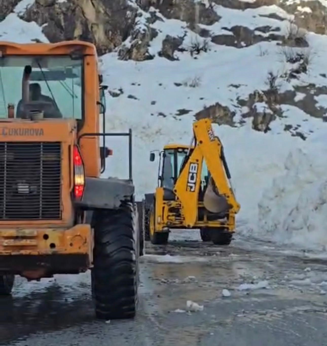 Çığın düştüğü Şırnak-Hakkari yolu ulaşıma açıldı
