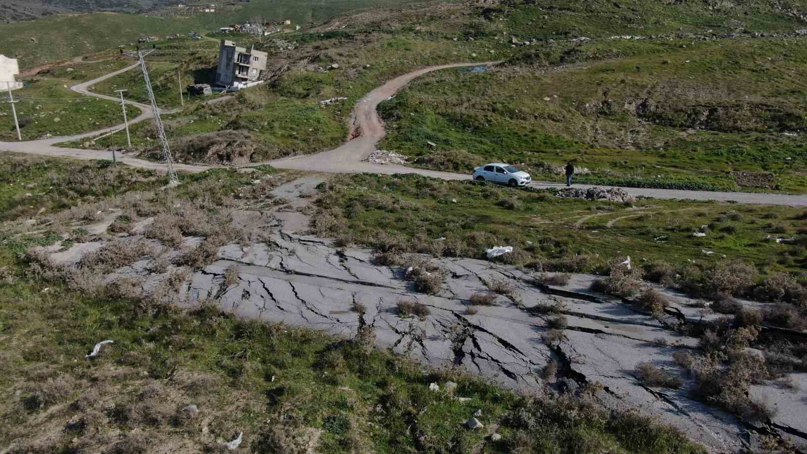 Çiğli’de çöp tesisinin neden olduğu heyelan mahalleyi yutuyor
