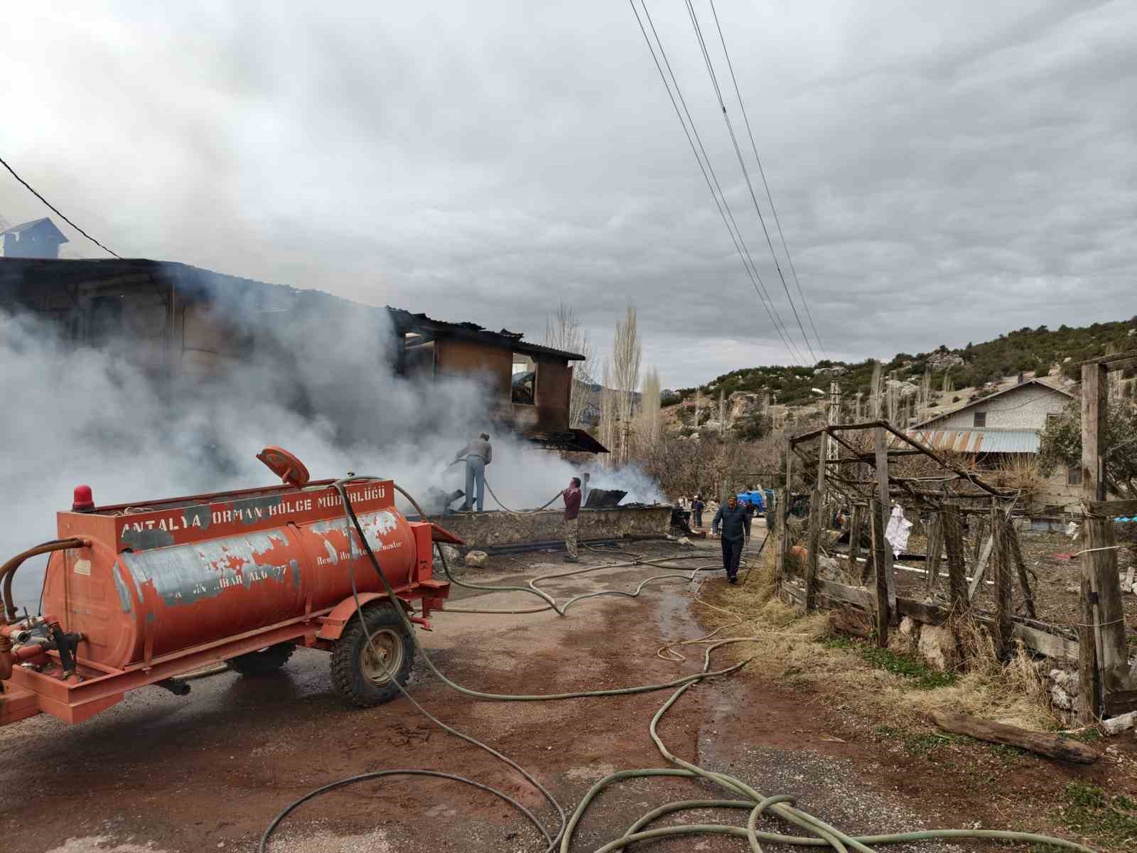 Çıkan yangında ev küle döndü, 1 kişi dumandan etkilendi, 3 hayvan telef oldu
