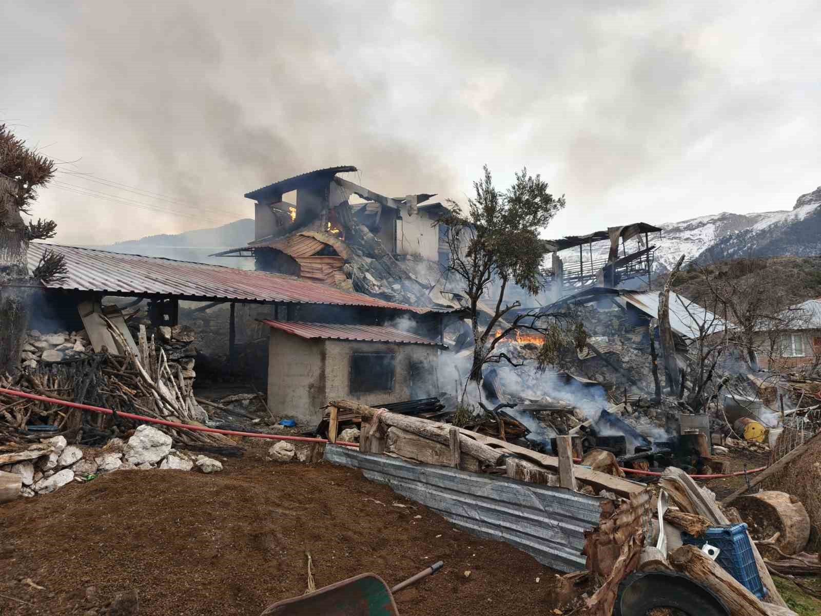 Çıkan yangında ev küle döndü, 1 kişi dumandan etkilendi, 3 hayvan telef oldu
