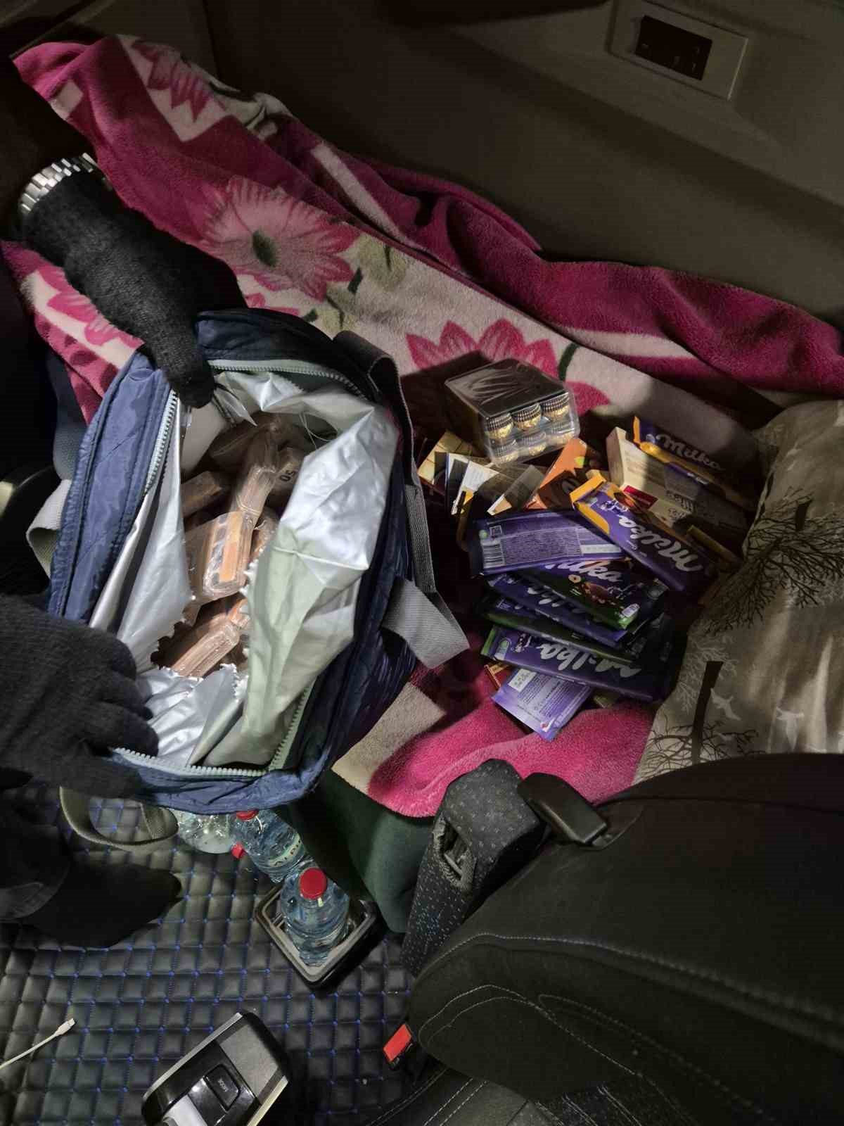 Çikolata  dolu çantadan 220 bin Euro çıktı
