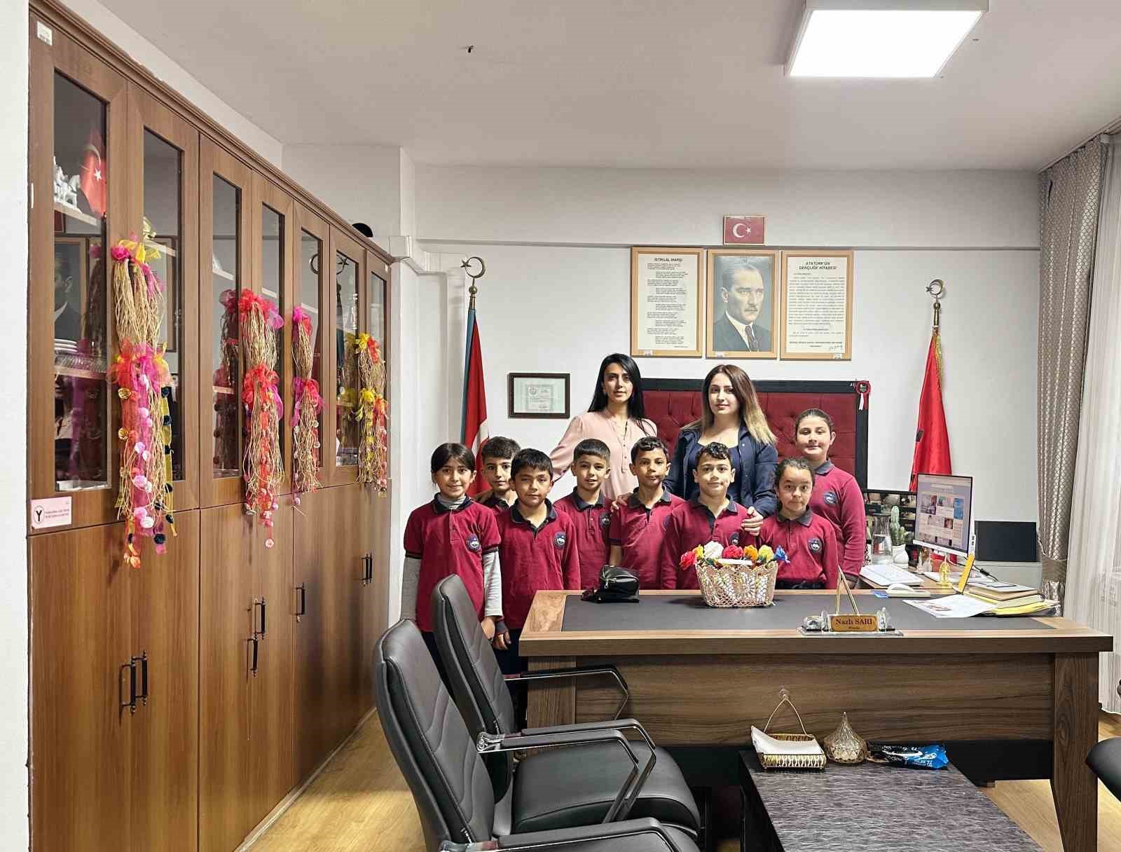 Çikolata ve çiçeklere yazdıkları notlarla öğretmenlerine sürpriz yaptılar
