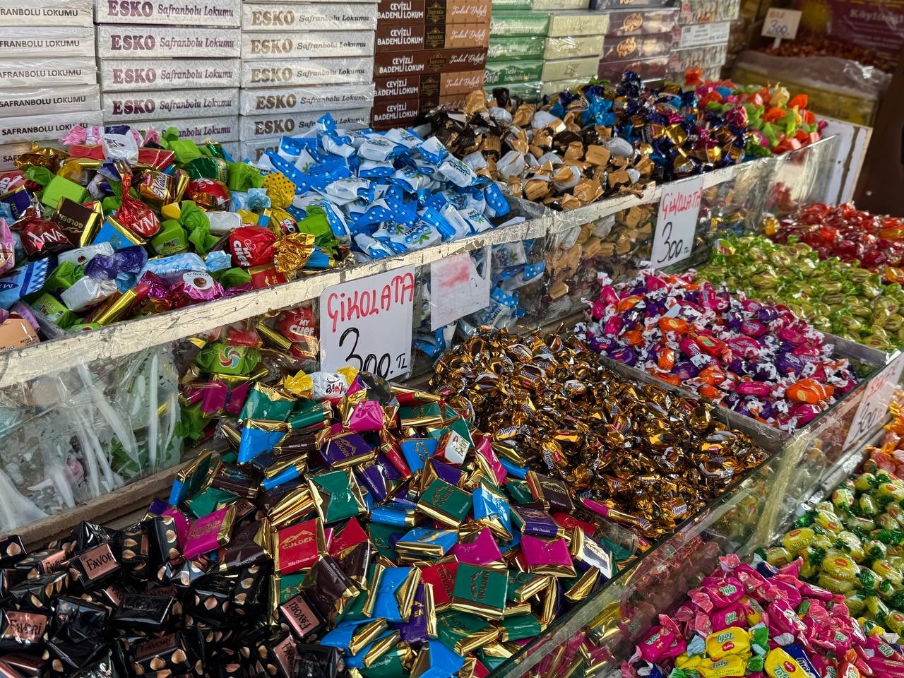 Çikolata ve şekerlemeler tezgahları şenlendirdi
