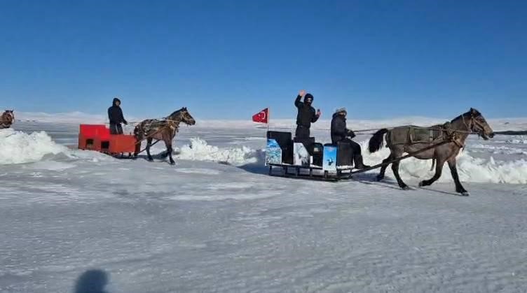 Çıldır Gölü tamamen dondu: Eksi 30 dereceyle atlı kızak keyfine hazır
Çıldır Gölü tamamen dondu: Eksi 30 dereceyle atlı kızak keyfine hazır