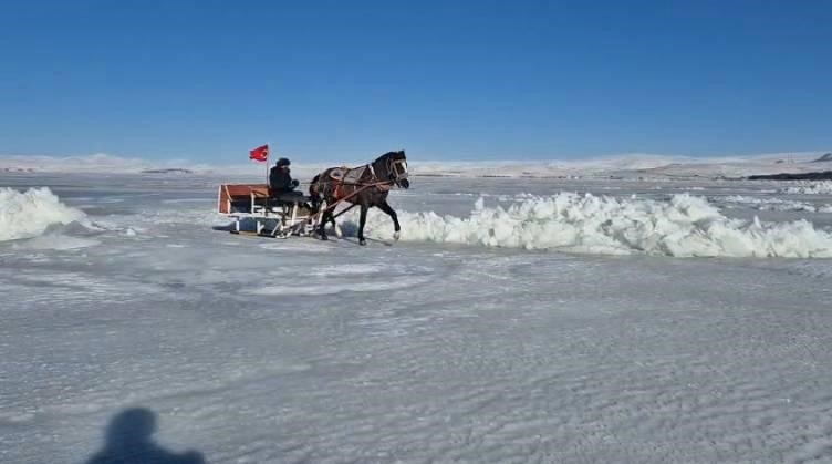 Çıldır Gölü tamamen dondu: Eksi 30 dereceyle atlı kızak keyfine hazır
Çıldır Gölü tamamen dondu: Eksi 30 dereceyle atlı kızak keyfine hazır