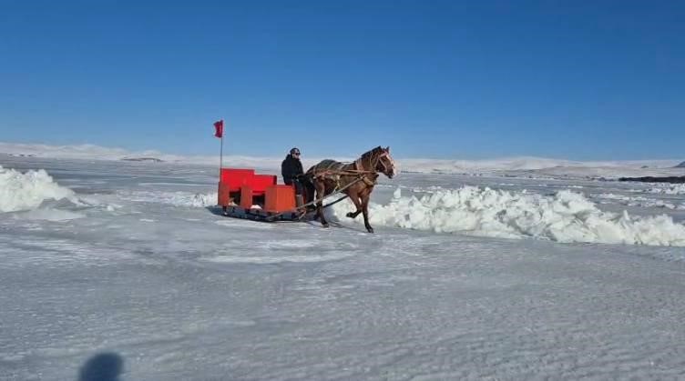 Çıldır Gölü tamamen dondu: Eksi 30 dereceyle atlı kızak keyfine hazır
Çıldır Gölü tamamen dondu: Eksi 30 dereceyle atlı kızak keyfine hazır