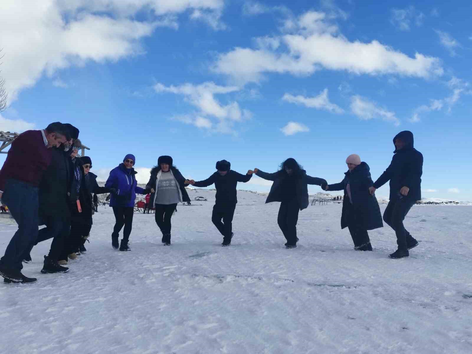 Çıldır Gölü üzerinde atlı gezi ve halay keyfi
