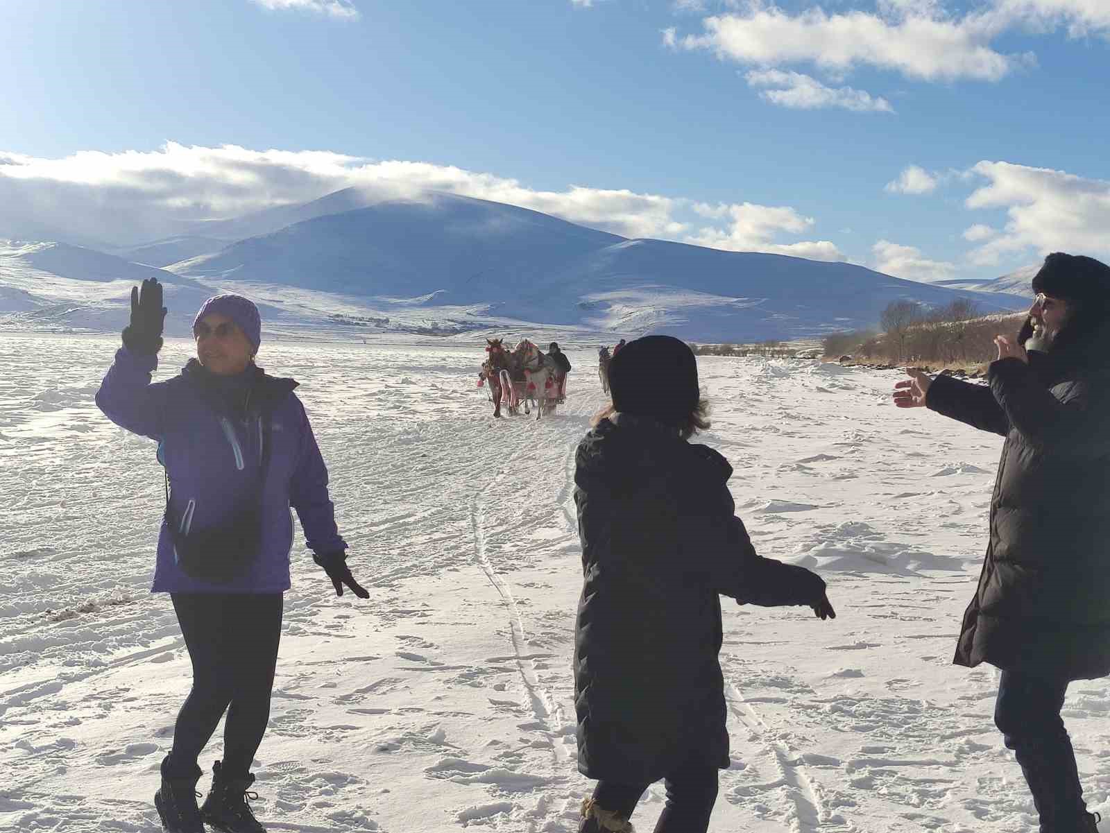 Çıldır Gölü üzerinde atlı gezi ve halay keyfi
