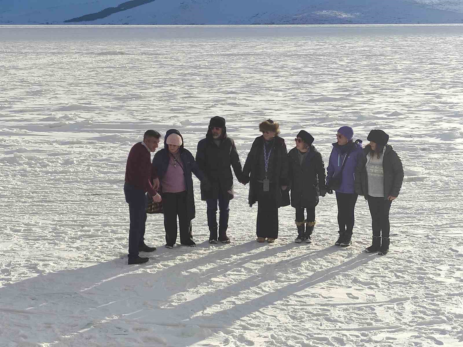 Çıldır Gölü üzerinde atlı gezi ve halay keyfi
