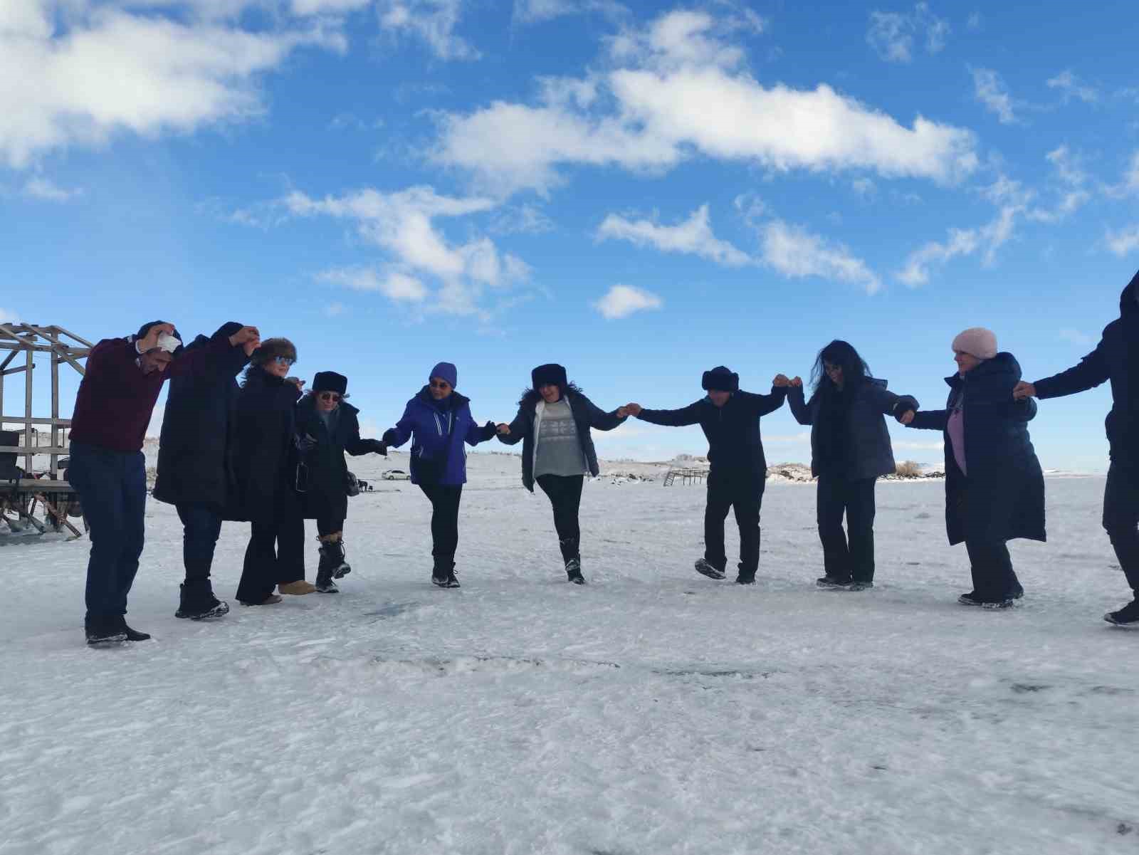 Çıldır Gölü üzerinde atlı gezi ve halay keyfi
