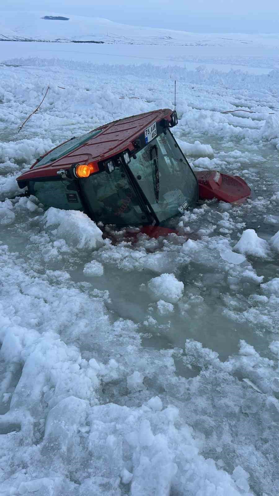 Çıldır Gölü yüzeyindeki buz kırıldı, traktör sulara gömüldü
