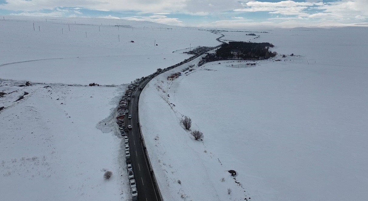 Çıldır Gölü’nde adım atacak yer kalmadı
