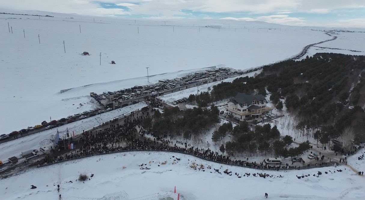 Çıldır Gölü’nde adım atacak yer kalmadı

