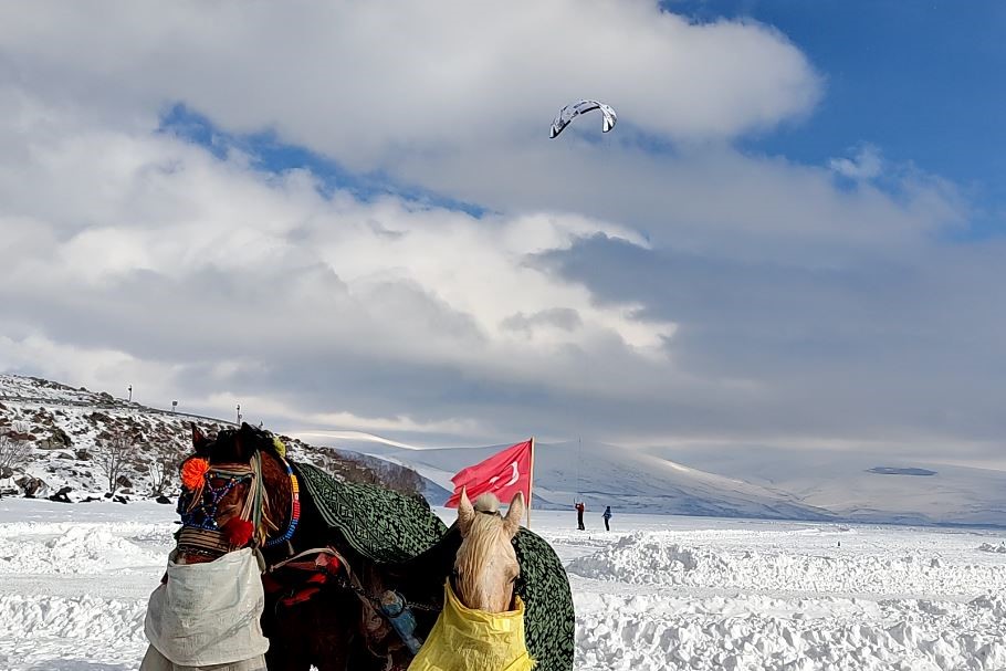 Çıldır Gölü’nde paraşütle uçma heyecanı yaşandı
Çıldır Gölü’nde paraşütle uçma heyecanı yaşandı