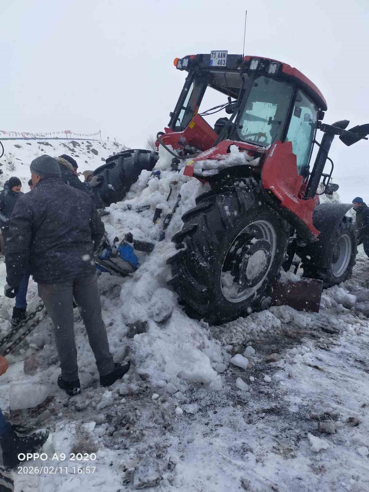 Çıldır Gölü’ne gömülen iş makinası çıkarıldı
