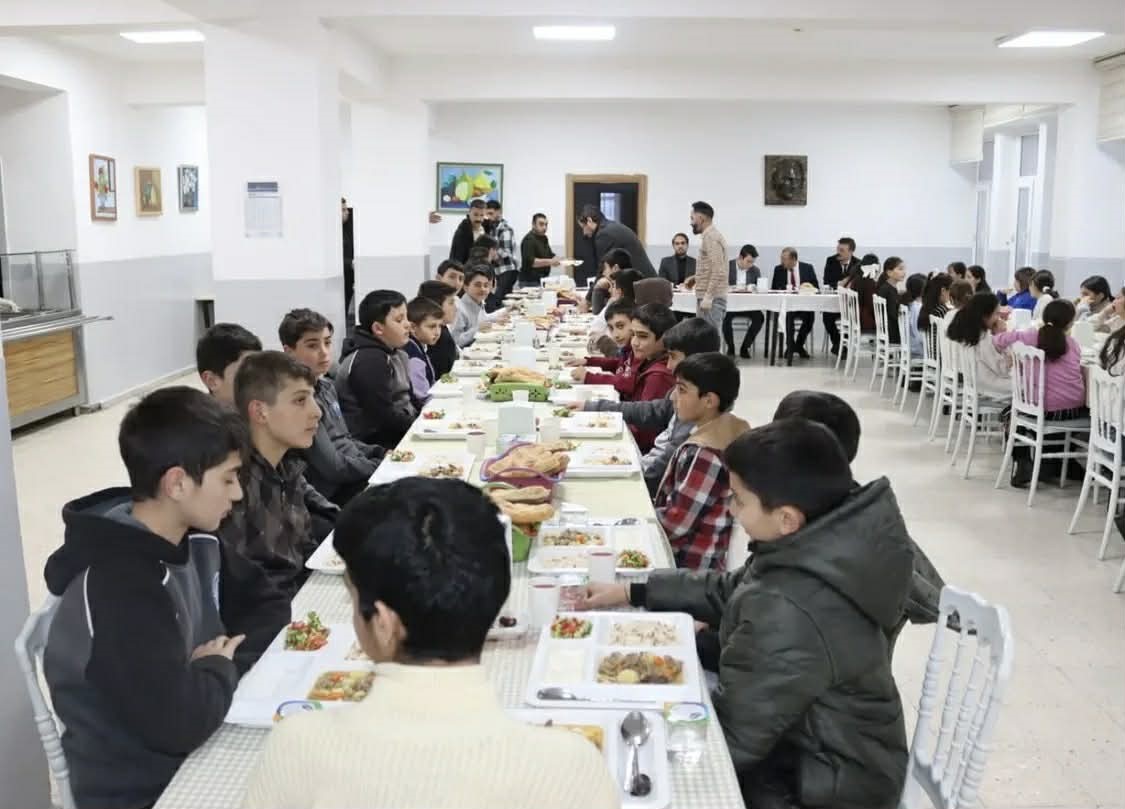 Çıldır Şehit Öğretmen Sezgin Yolcu Yatılı Bölge Ortaokulu’nda iftar buluşması

