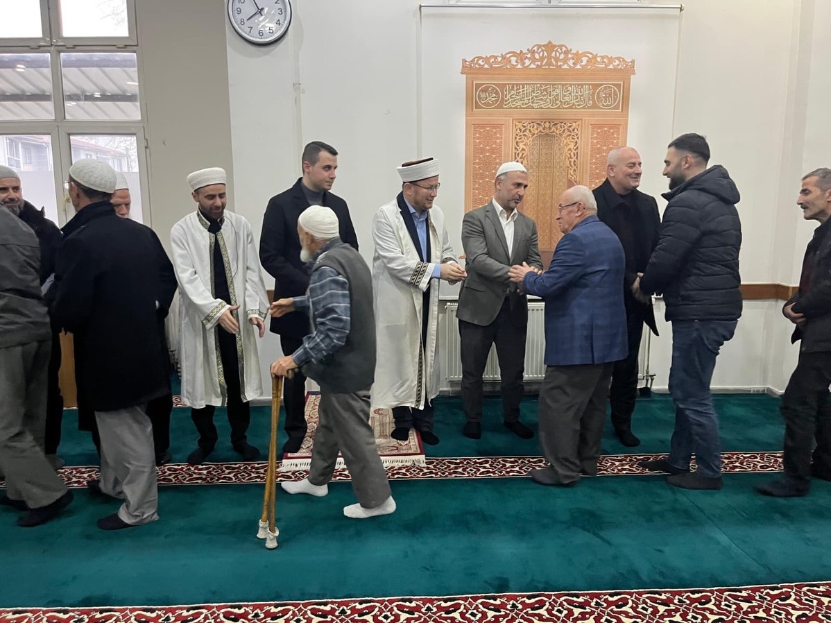 Çilimli’de bayram coşkusu yaşandı dualar edildi bayramlaşıldı
