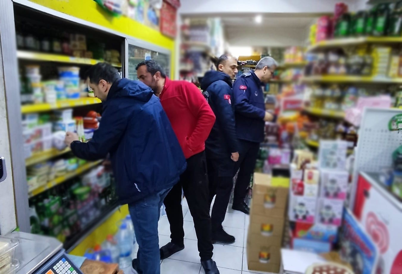 CİMER şikayeti sonrası zabıta baskını: Markette 4 kamyonet dolusu ürüne el konuldu
