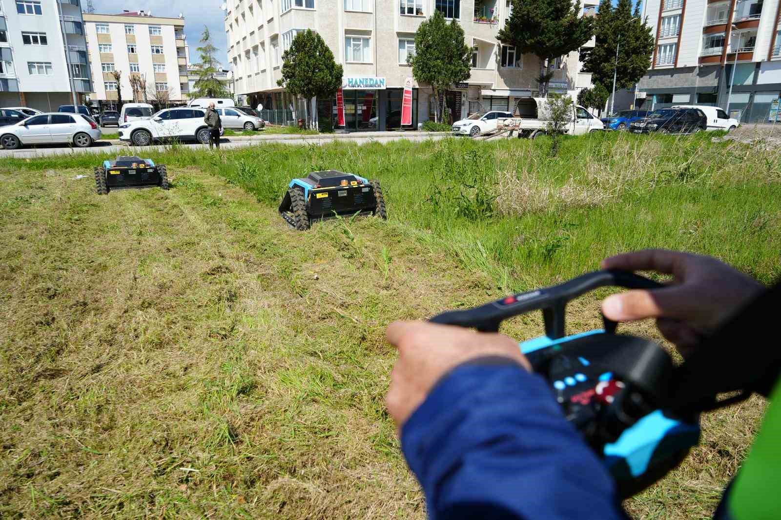 Çimleri artık robotlar biçiyor: 6 kişilik işi 2 robot yapıyor
Çimleri artık robotlar biçiyor: 6 kişilik işi 2 robot yapıyor