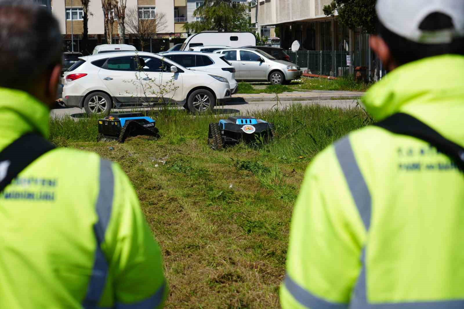 Çimleri artık robotlar biçiyor: 6 kişilik işi 2 robot yapıyor
Çimleri artık robotlar biçiyor: 6 kişilik işi 2 robot yapıyor