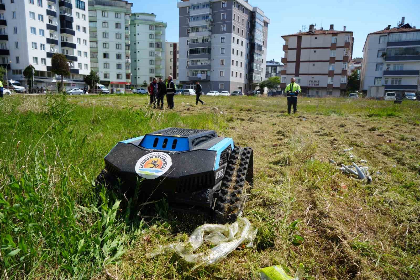 Çimleri artık robotlar biçiyor: 6 kişilik işi 2 robot yapıyor
Çimleri artık robotlar biçiyor: 6 kişilik işi 2 robot yapıyor