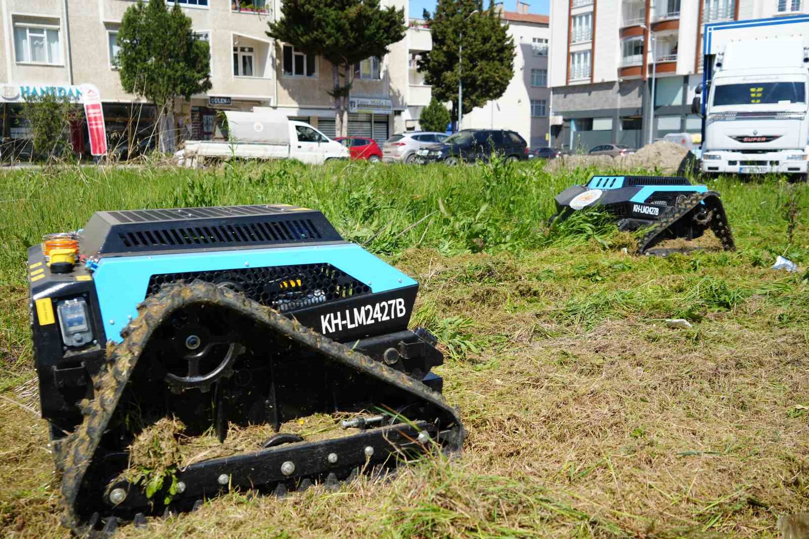 Çimleri artık robotlar biçiyor: 6 kişilik işi 2 robot yapıyor
Çimleri artık robotlar biçiyor: 6 kişilik işi 2 robot yapıyor