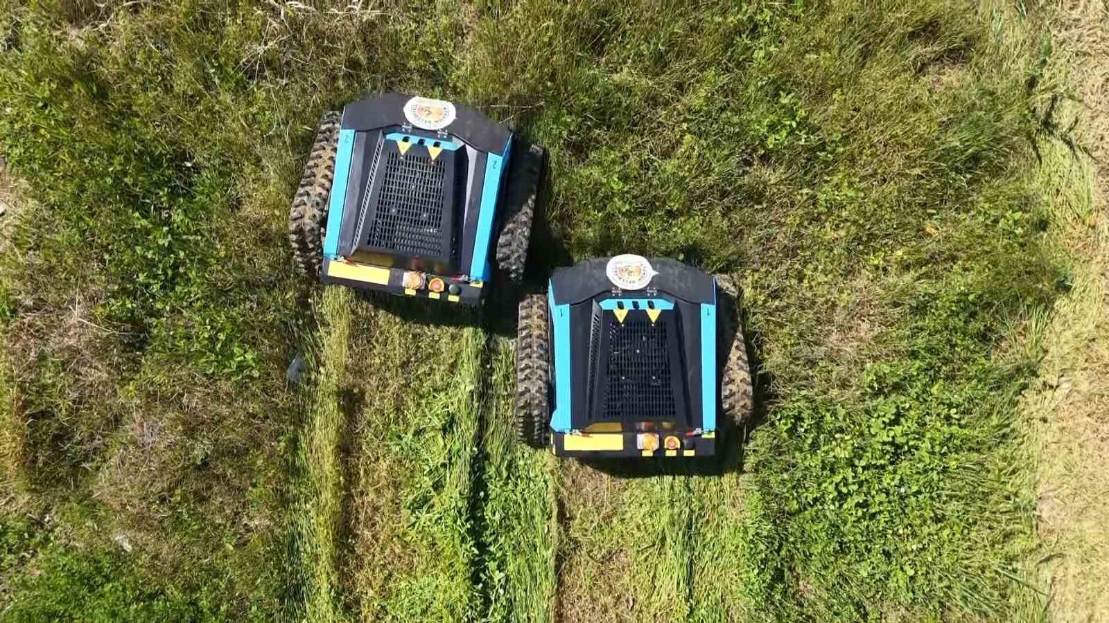 Çimleri artık robotlar biçiyor: 6 kişilik işi 2 robot yapıyor
Çimleri artık robotlar biçiyor: 6 kişilik işi 2 robot yapıyor