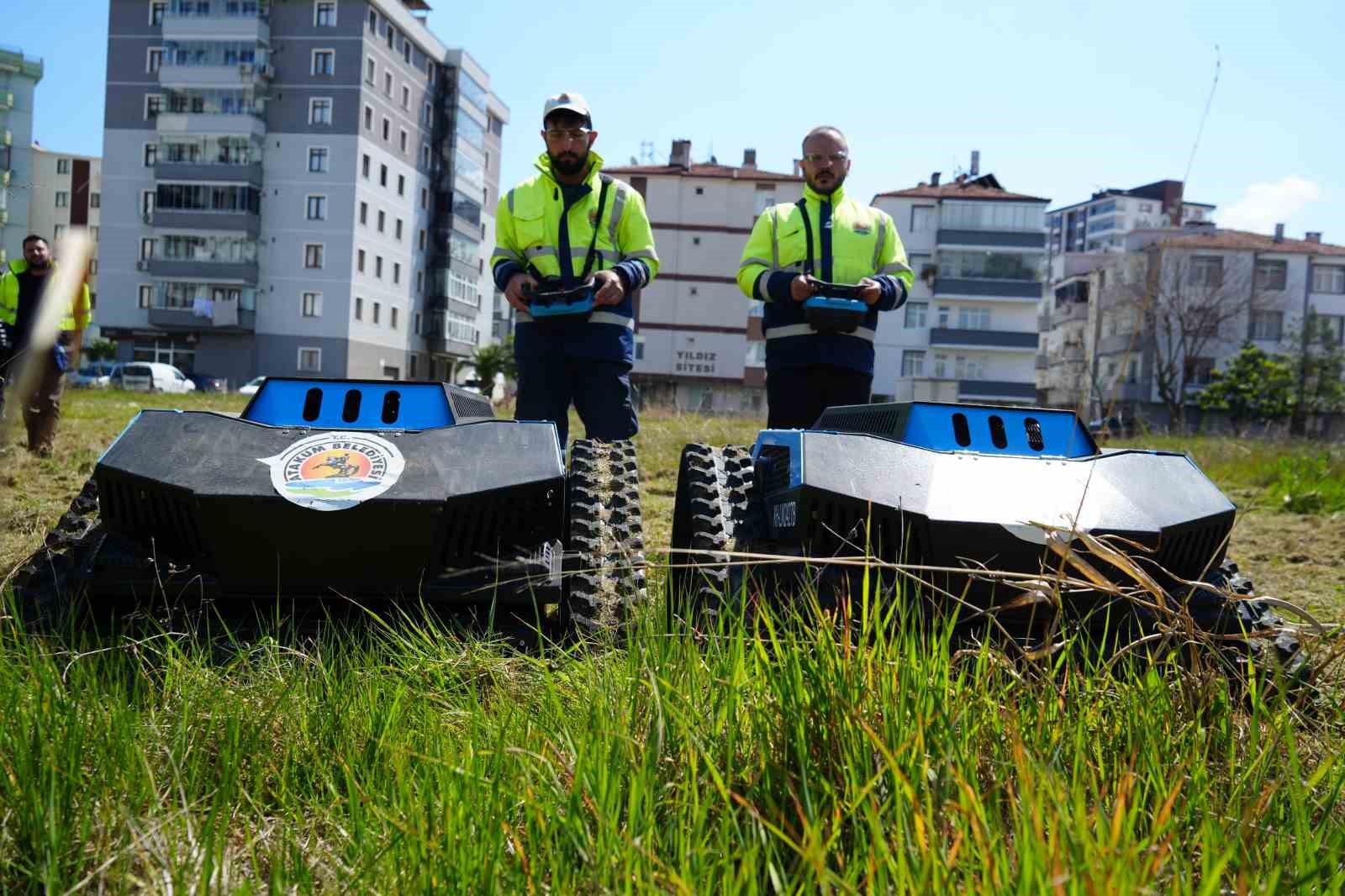 Çimleri artık robotlar biçiyor: 6 kişilik işi 2 robot yapıyor
Çimleri artık robotlar biçiyor: 6 kişilik işi 2 robot yapıyor