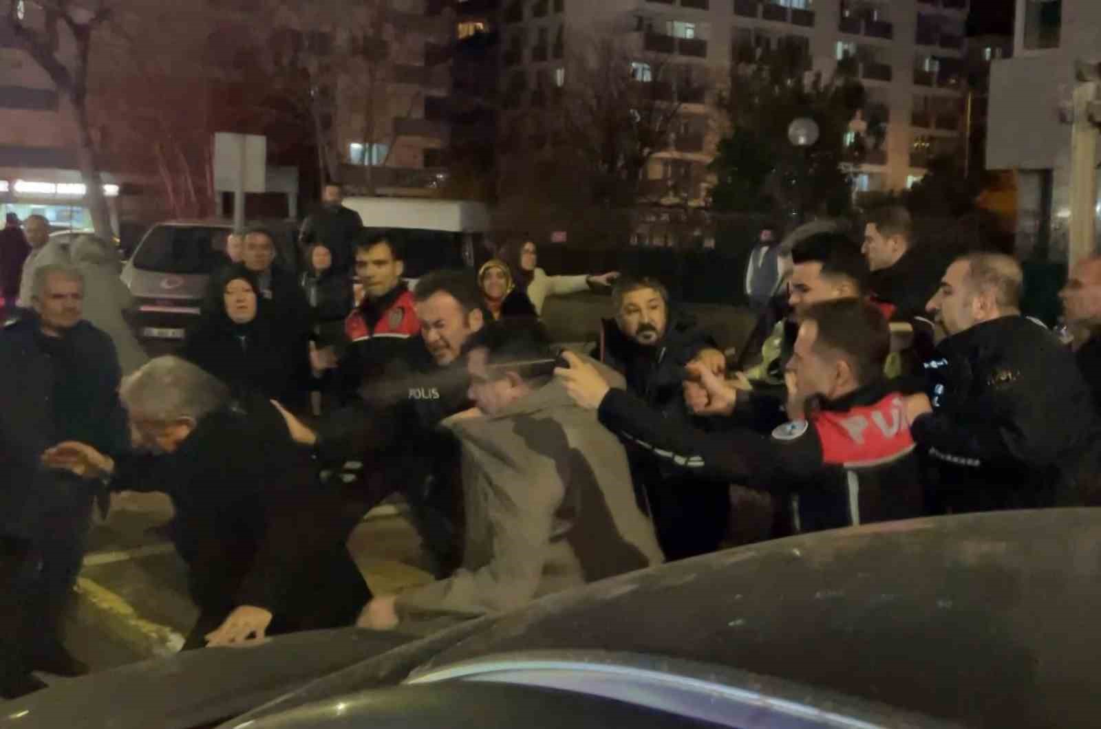 Cinayet davası sonrası adliye önü karıştı, polis müdahale etti: 4 yaralı, 12 gözaltı
