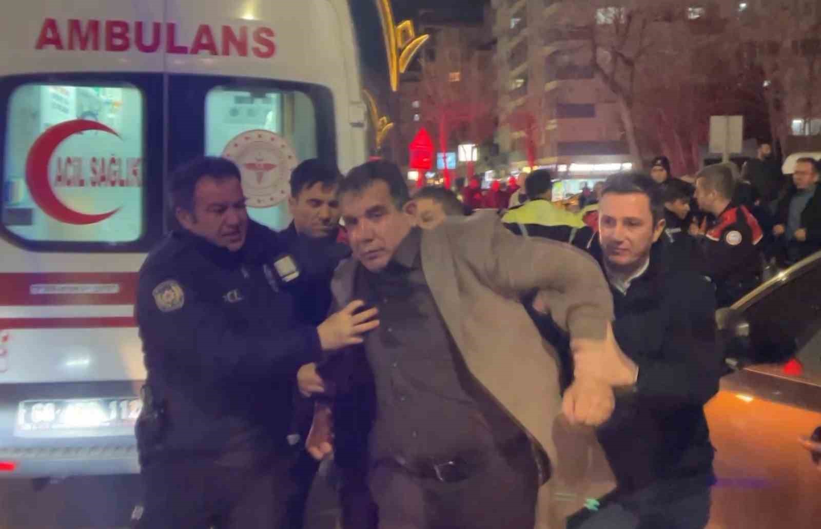 Cinayet davası sonrası adliye önü karıştı, polis müdahale etti: 4 yaralı, 12 gözaltı
