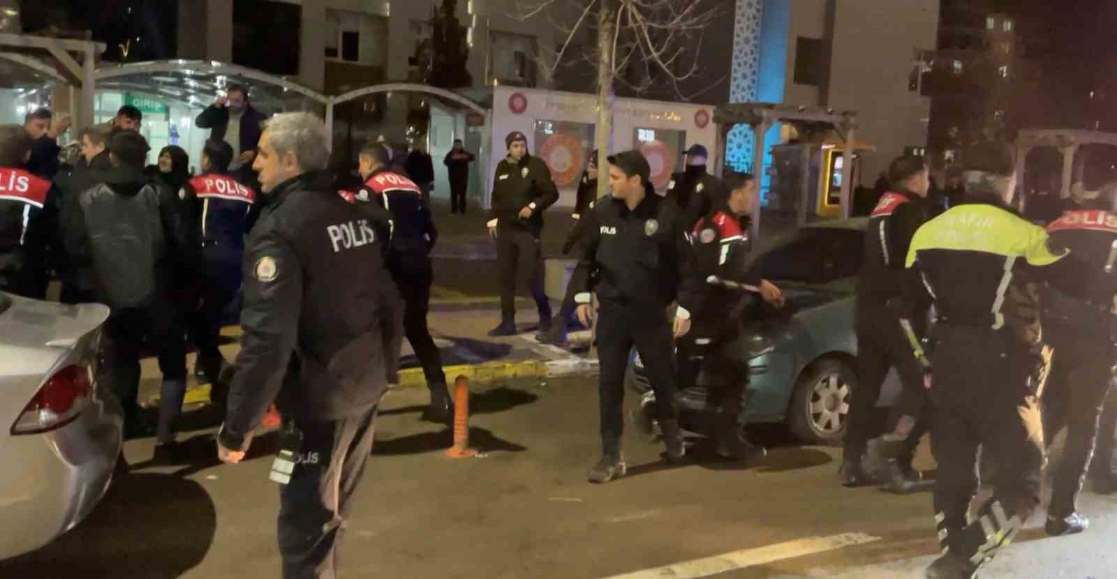 Cinayet davası sonrası adliye önü karıştı, polis müdahale etti: 4 yaralı, 12 gözaltı
