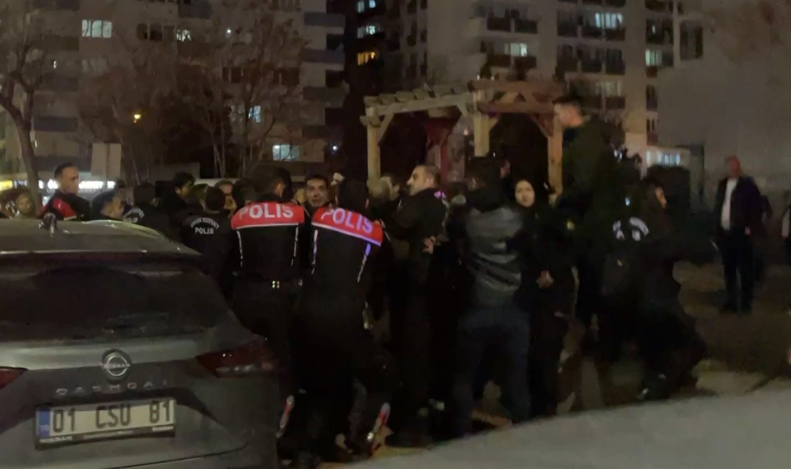 Cinayet davası sonrası adliye önü karıştı, polis müdahale etti: 4 yaralı, 12 gözaltı
