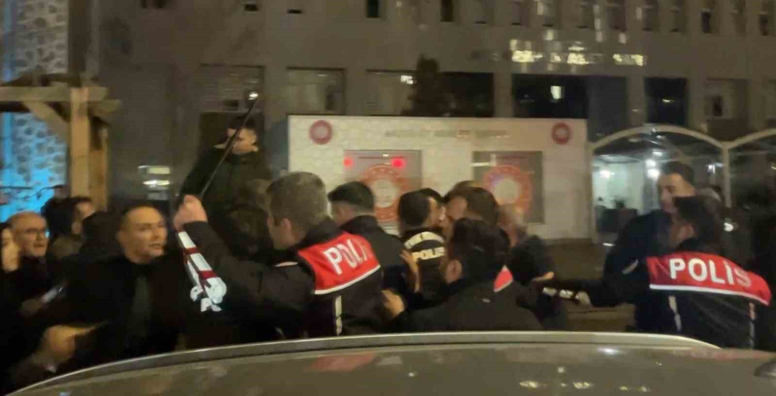 Cinayet davası sonrası adliye önü karıştı, polis müdahale etti: 4 yaralı, 12 gözaltı
