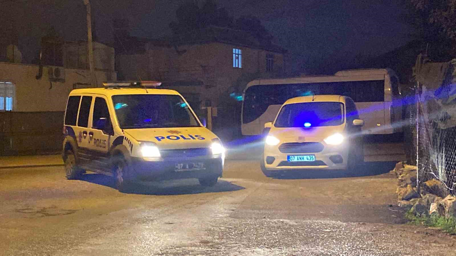 Cinayet davasında eşi öldürülen kadın: "Kızımı kaçırıp kapının önüne attılar"
Cinayet davasında eşi öldürülen kadın: "Kızımı kaçırıp kapının önüne attılar"