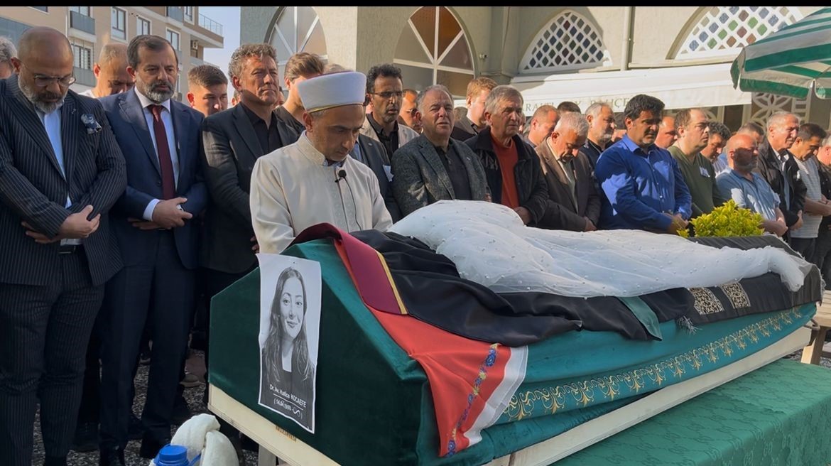 Cinayet kurbanı avukat Hatice Kocaefe duvağıyla son yolculuğuna uğurlandı
