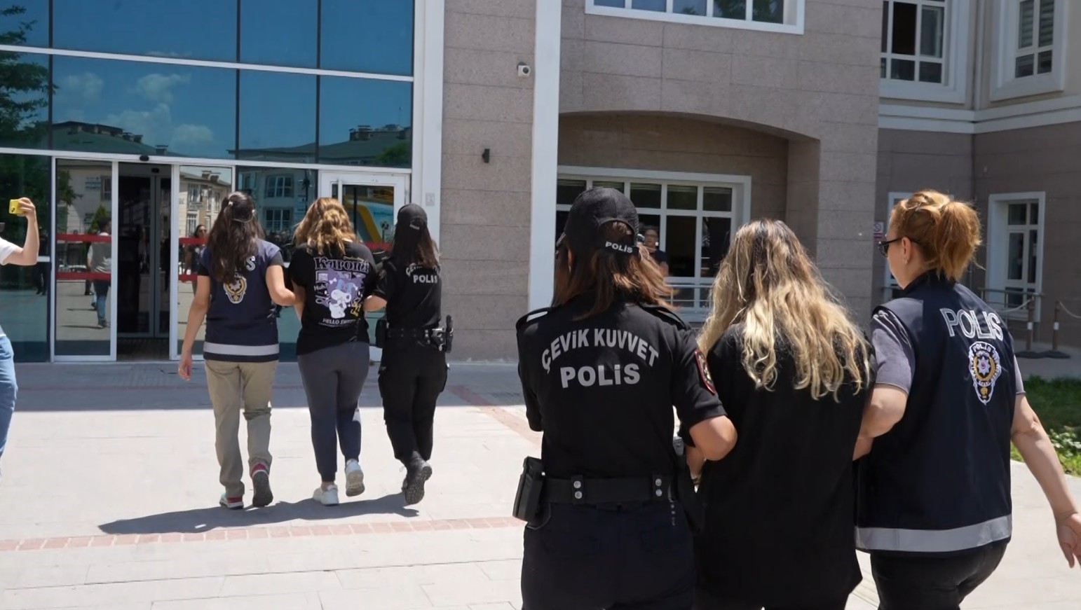 Cinayetle biten yasak ilişki davasında 2 sanığa ağırlaştırılmış müebbet
Cinayetle biten yasak ilişki davasında 2 sanığa ağırlaştırılmış müebbet